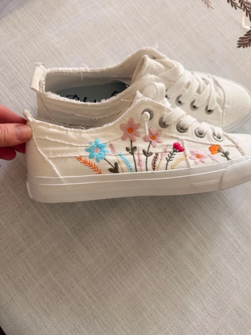 Blowfish Malibu Vivid White Floral Embroidered Sneakers Size 9.5